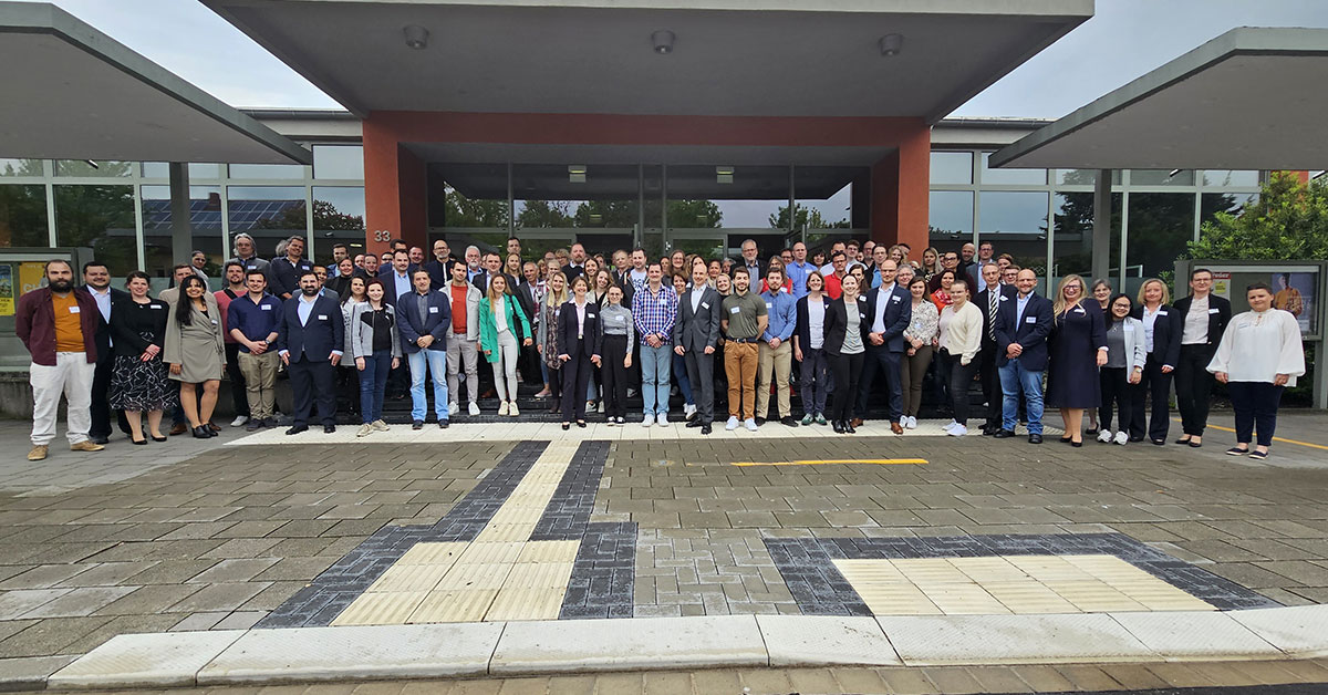 Gruppenbild aller Teilnehmer/innen der Anwenderkonferenz in der Stadthalle Speyer